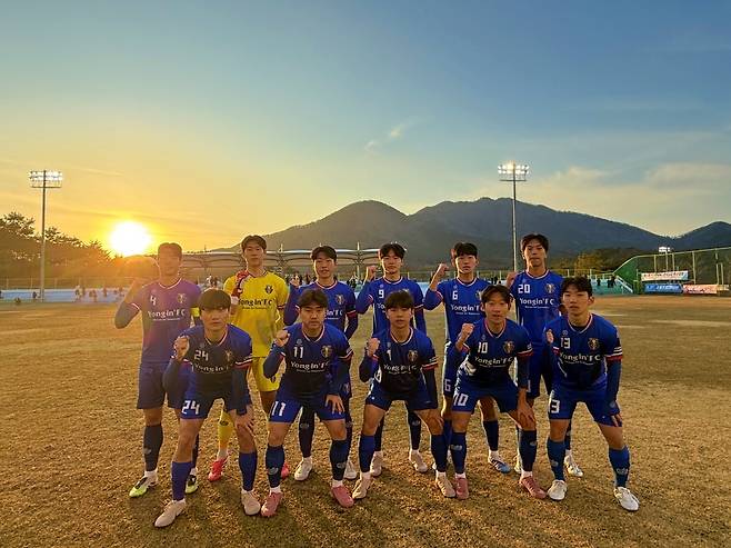 1월31일 부산 기장군에서 열린 '제57회 부산MBC배 전국고교축구대회' 1회전에서 승리를 거둔 용인FC U-18(덕영고) 선수들이 기념촬영을 하고 있다. 용인FC 제공