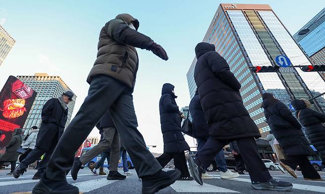1월 2일 서울 종로구 세종대로에서 두꺼운 옷차림을 한 시민들이 출근하고 있다. 뉴시스
