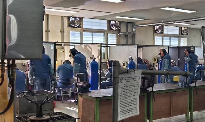 지난달 29일 화성직업훈련교도소 재소자들이 직업훈련동에서 용접 훈련 실습을 하고 있다. 법무부 제공