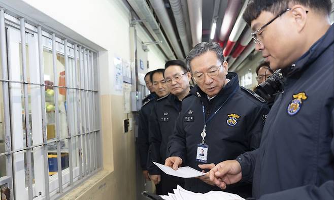 정성호 법무부 장관(오른쪽&nbsp;두 번째)이 지난달 29일 화성직업훈련교도소에서 교도관 체험을 하며 내부를 둘러보고 있다.&nbsp;법무부 제공