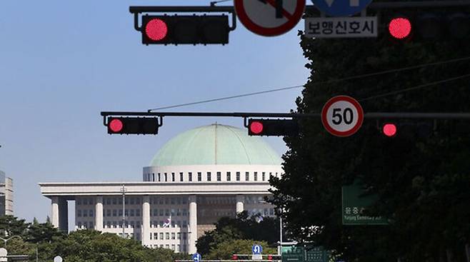 서울 영등포구 국회의사당 앞 교통 신호등에 빨간불이 들어와 있다. 뉴시스
