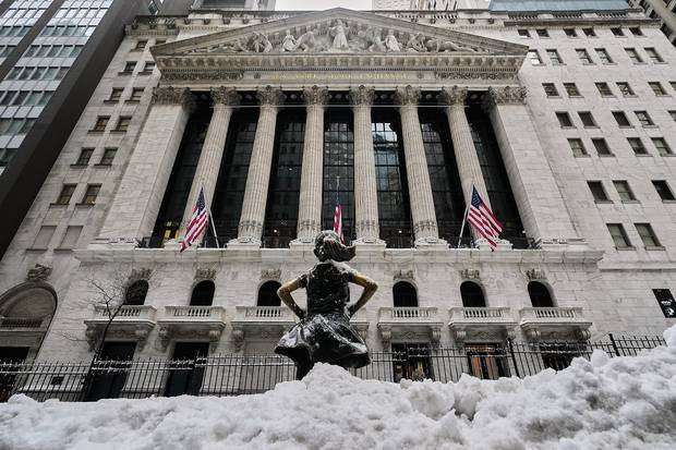 미국 맨하탄 뉴욕증권거래소(NYSE) 앞에 서 있는 ‘겁 없는 소녀상’. AP연합뉴스