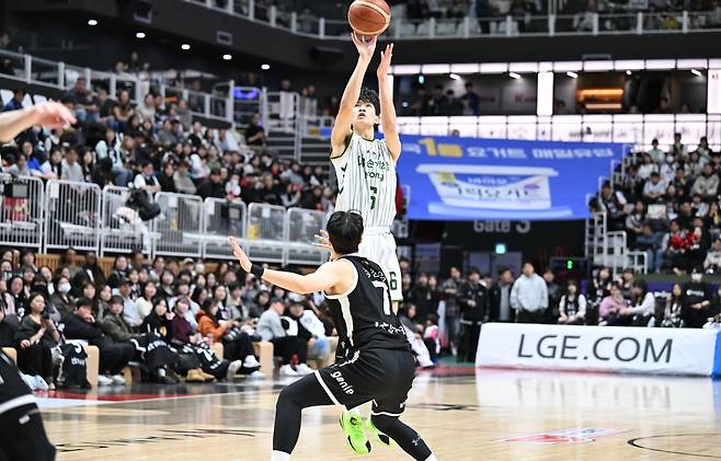 DB 이유진(위)이 1일 수원KT소닉붐아레나서 열린 ‘2025~2026 LG전자 프로농구’ 정규리그 5라운드 KT와 원정경기서 3점슛을 던지고 있다. 이유진은 3점슛 5개를 포함해 17점을 넣으며 팀의 96-89 승리를 이끌었다. 사진제공｜KBL