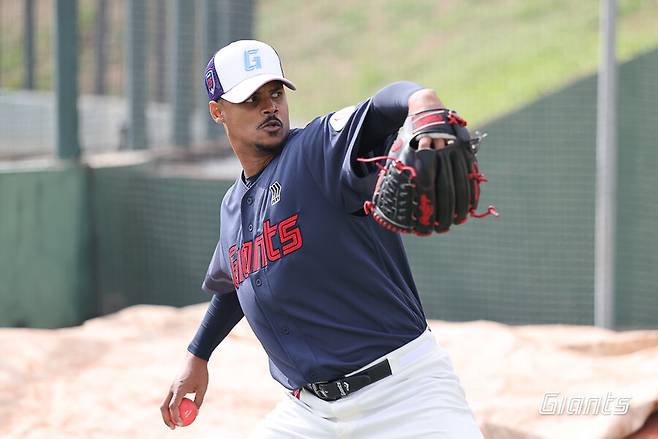 32시간 비행→153km 쾅! 롯데에 역대급 외인 떴다 외국인 탑 여기저기서 쏟아진 감탄