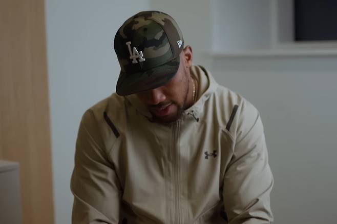 앤서니 조슈아가 인터뷰 중 고개를 숙이고 있다. /사진=앤서니 조슈아 공식 유튜브 영상 갈무리