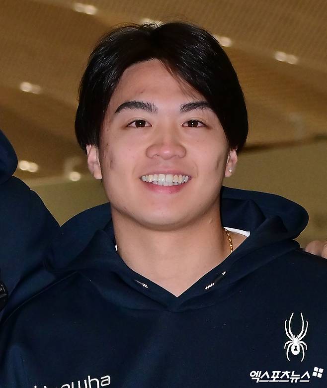 2026시즌 스프링캠프 훈련에 나서는 한화 이글스 선수단이 지난 23일 오전 인천국제공항을 통해 호주 멜버른으로 출국했다.  출국장으로 향하는 한화 왕옌청. 엑스포츠뉴스 DB