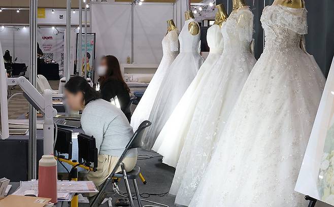 웨딩박람회에 전시된 드레스 (대구=연합뉴스) 황수빈 기자 = 지난 9일 대구 북구 엑스코에서 열린 웨딩박람회에 전시된 드레스. 2025.2.11 hsb@yna.co.kr