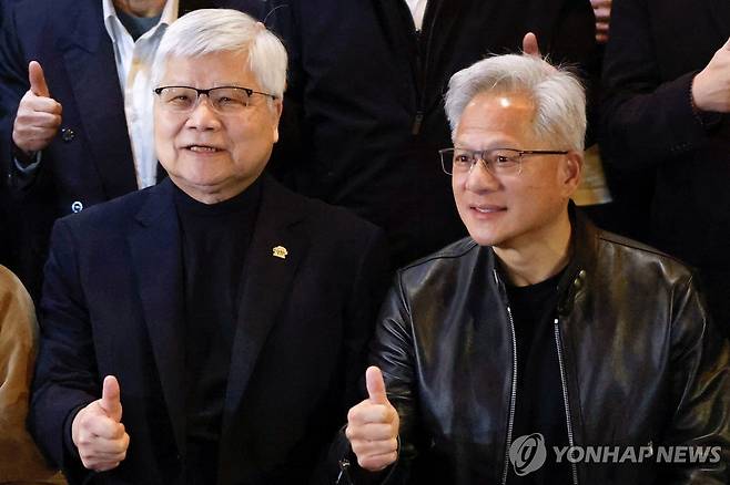 젠슨 황 엔비디아 CEO와 웨이저자 TSMC 회장 젠슨 황 엔비디아 최고경영자(CEO·오른쪽)와 웨이저자(魏哲家) TSMC 회장이 31일(현지시간) 대만 타이베이에서 다른 반도체 공급업체들과 만찬을 한 직후 기념사진을 촬영하고 있다. [로이터=연합뉴스. 재판매 및 DB 금지]