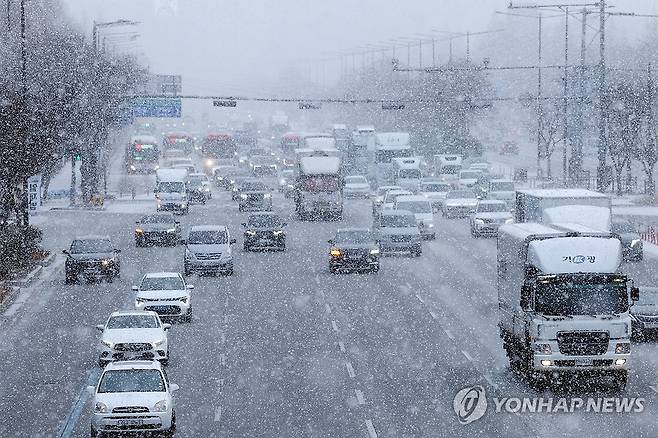 폭설 속 출근길 [연합뉴스 자료사진]