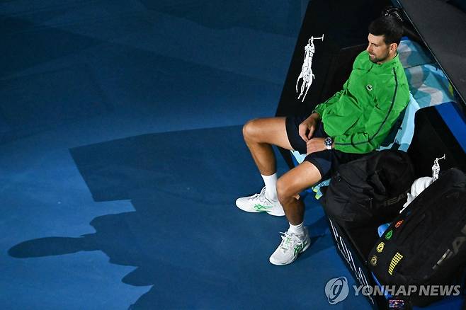 준우승 후 시상식을 기다리는 조코비치 [AFP=연합뉴스]