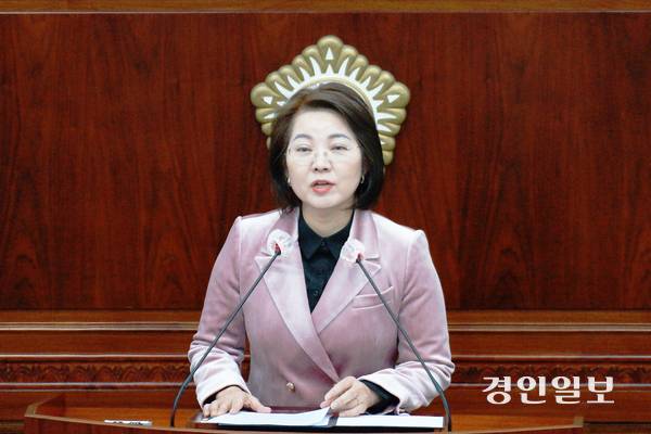 과천시의회 황선희 부의장이 2일 본회의에서 정부의 과천 경마공원·국군방첩사 부지 주택 9천800호 공급계획을 강도 높게 비판하는 7분 자유발언을 하고 있다. 2026.2.2  과천/박상일기자 metro@kyeongin.com