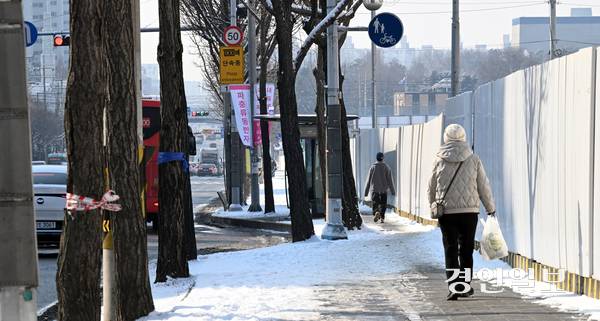 2일 오전 수원시 영통 2구역 재건축 현장 동수원초등학교 옆 인도를 보행로 확보 없이 공사를 진행해 주민들이 통행 불편을 겪고 있다. 2026.2.2 /임열수기자 pplys@kyeongin.com