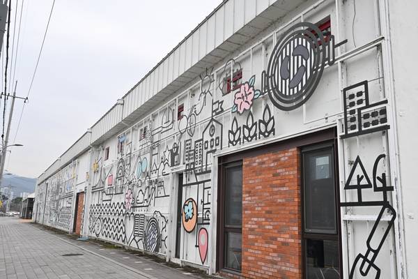 광양역이 사용하던 물류창고 두 동을 리모델링한 ‘광양예술창고’. /광주일보=최현배기자