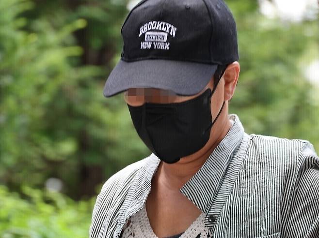 ▲ 남편 중요부위 절단한 A씨가 구속심사 출석하고 있는 모습. /연합뉴스