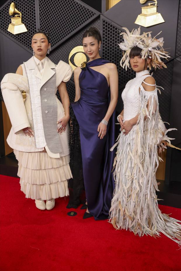 넷플릭스 애니메이션 영화 ‘케이팝 데몬 헌터스’ OST ‘골든’이 제68회 그래미 어워즈에서 수상했다. 왼쪽부터 골든을 부른 오드리 누나, 이재(EJAE), 레이 아미.  /연합뉴스