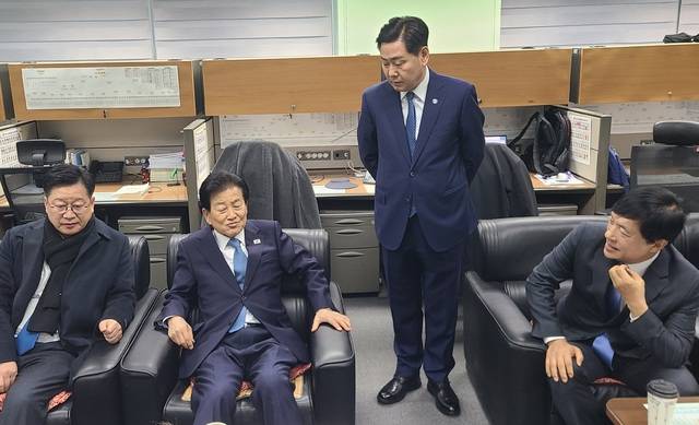 안호영 더불어민주당 의원(왼쪽에서 첫 번째)과 정동영 통일부 장관(왼쪽에서 두 번째), 김관영 전북도지사(왼쪽에서 세 번째), 이성윤 의원(오른쪽)이 2일 전북도의회 기자실을 방문해 전주·완주 행정통합 등 지역 현안에 대해 환담을 나누고 있다. 독자 제공