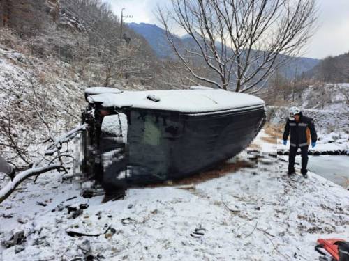 ◇2일 오전 9시3분께 홍천군 홍천읍의 한 펜션 인근 도로에서 A(19)씨가 몰던 스타리아 승합차가 2m 아래 경사지로 추락했다. 이 사고로 A씨가 크게 다쳐 심정지 상태로 병원에 옮겨졌으나 숨졌다. 사진=강원특별자치도소방본부 제공