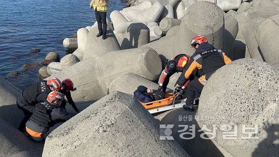▲ 울산해경이 지난달 31일 울산 동구 방어진 남방파제 TTP에 추락한 낚시객을 구조하는 모습. 울산해경 제공