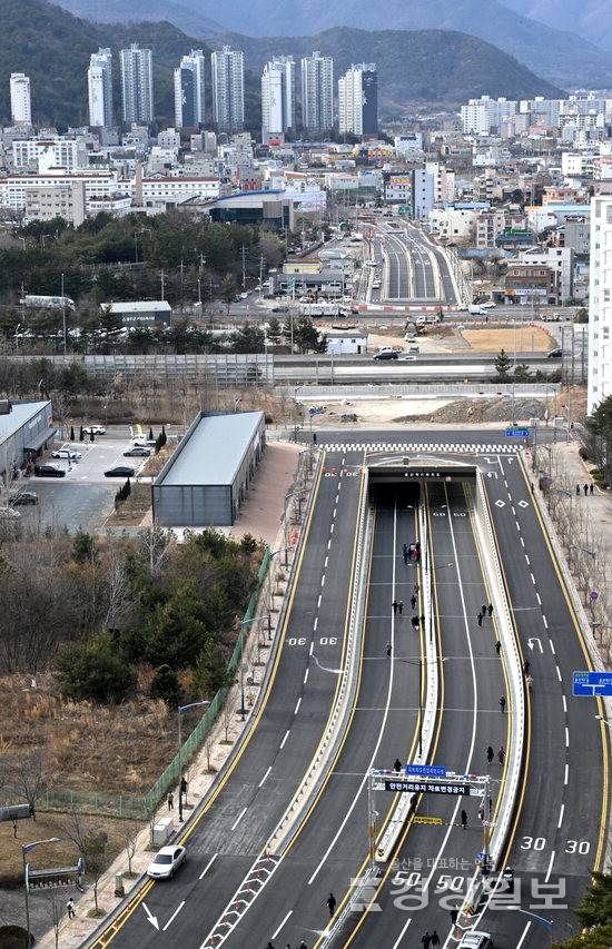 ▲ KTX 울산역 역세권과 울주군 언양·삼남 지역을 연결하는 도로가 착공한 지 5년6개월여만에 지난달 30일 개통됐다. 김경우기자 woo@ksilbo.co.kr