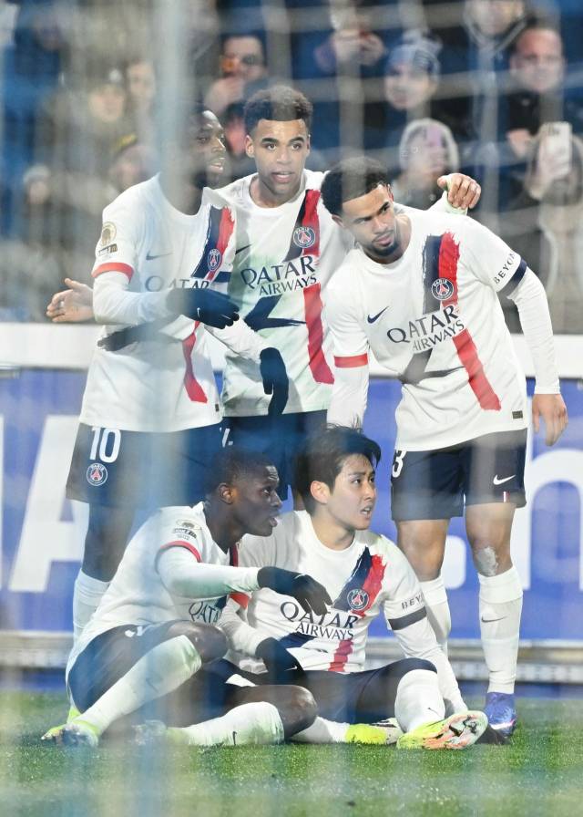 PSG의 이강인이 2일 프랑스 스트라스부르의 스타드 드 라 메노에서 열린 리그1 20라운드 스트라스부르와의 경기 때 팀의 두 번째 골이 들어간 뒤 동료들과 기쁨을 나누고 있다. AFP 연합뉴스