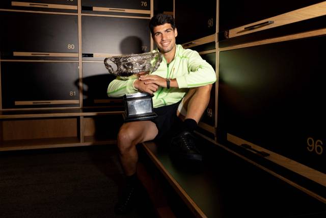 카를로스 알카라스가 1일 호주 멜버른에서 열린 호주오픈 테니스 대회 남자 단식 정상에 올라 우승 트로피를 거머쥔 뒤 라커룸에서 기념 사진을 찍고 있다. AFP 연합뉴스