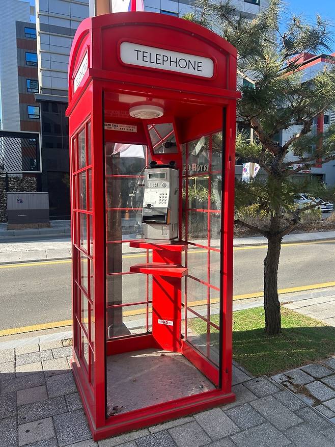 안동 원도심을 지키고 있는 공중전화.