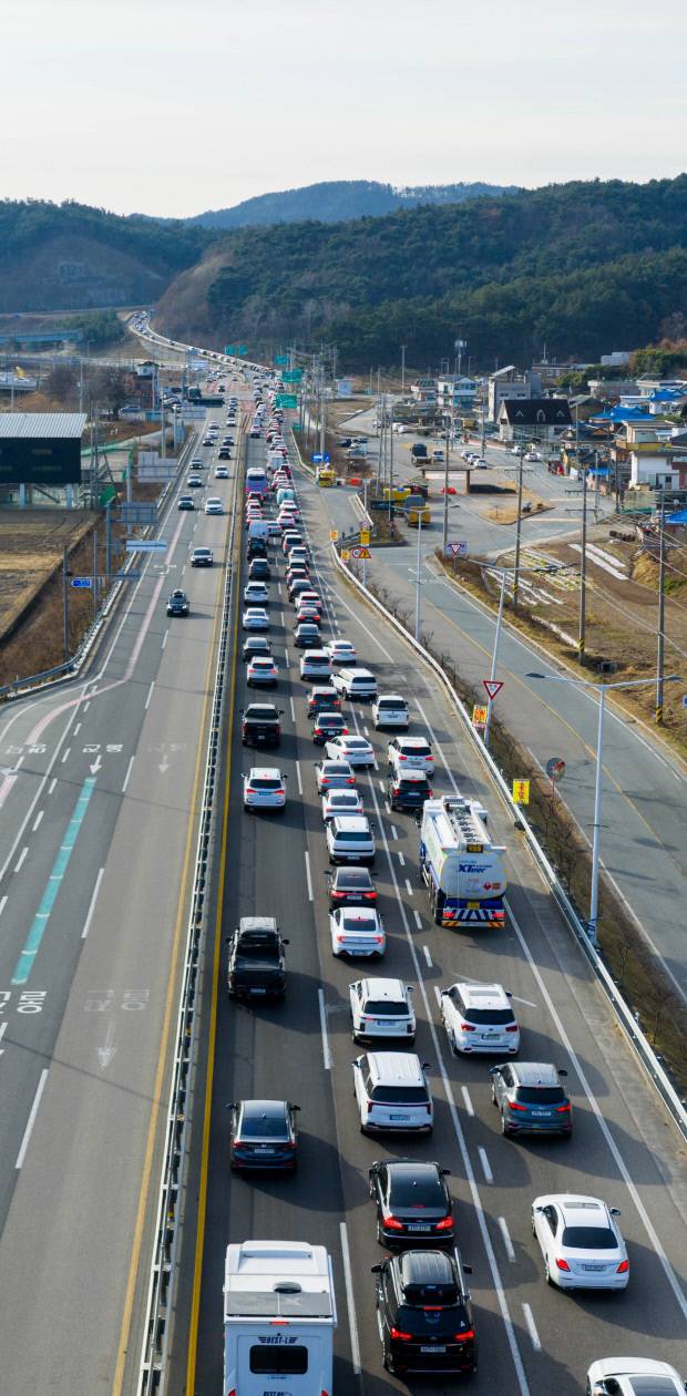 휴일이면 영덕에서 고속도로 IC로 나가기 위해 늘어선 차량들이 7번국도를 가득 메운다. 사진=영덕군 제공