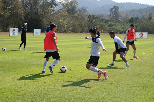 경남FC 선수들이 태국 치앙마이 전지훈련장에서 전술 패턴 훈련을 하고 있다.