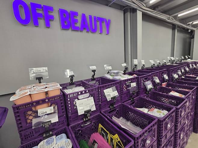 오프뷰티 성수메가팩토리점에 박스째로 상품이 놓여 있다./사진=오진주 기자