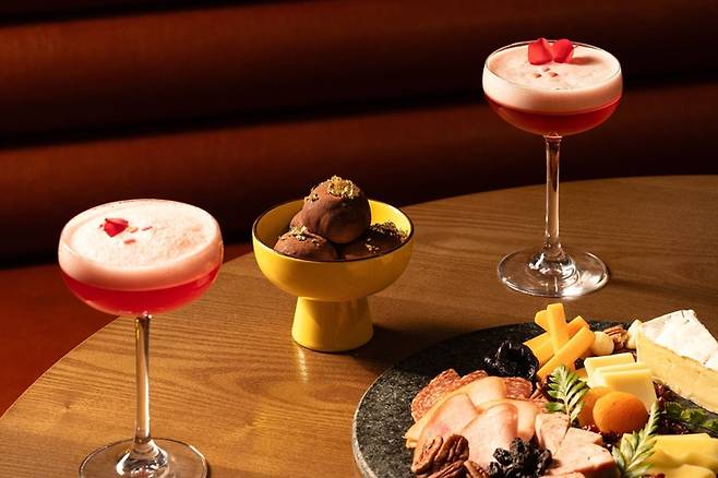 보코 서울 명동 호텔은 밸런타인데이를 맞아 두쫀쿠와 시즌 한정 칵테일을 결합한 숙박 패키지를 선보였다. / 보코 서울 명동