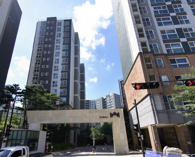 ▲마곡 지구 대장 아파트로 평가받는 엠벨리 7단지 정문 문주 전경. 2014년에 입주한 이 아파트는 SH가 공급했고, 전체 세대의 절반 이상이 임대 세대인 아파트다. 그러나 이 단지의 34평 최근 실거래가는 거의 19억원에 육박한다. 네이버지도 캡처