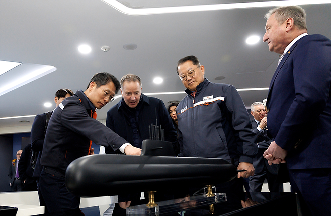 ▲스티븐 퓨어 캐나다 국방조달 특임장관(왼쪽 두번째)은 2일 한화오션 거제사업장에 방문해 CPSP 사업에 제안한 장보고-III 배치-II 선도함인 장영실함 모형에 대한 설명을 관심있게 듣고 있다. 사진=한화오션 제공