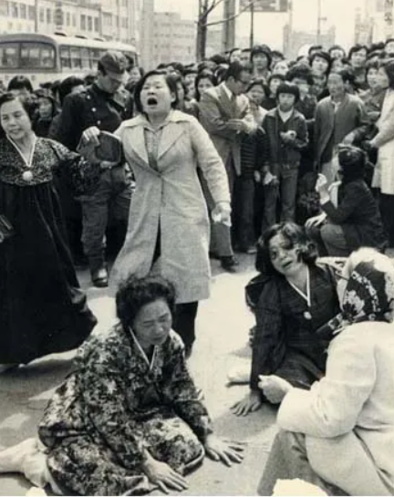 1975년 4월 9일 서대문구치소에 갇혀있던 인혁당 관련자 8명을 면회 갔다가 이미 사형이 집행됐다는 소식을 듣고 울부짖는 가족들. 나무위키