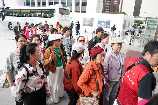 지난해 9월 29일 오후 서울시 중구에 위치한 롯데면세점 명동본점에 중국 텐진에서 출발한 드림호 크루즈 단체가 방문한 모습. / 사진=롯데면세점