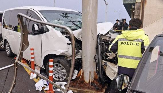 지난해 11월 24일 제주시 우도면 천진항에서 발생한 승합차 사고 현장. (사진=뉴시스)