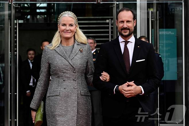 2024년 10월 21일, 독일 베를린에서 열린 북유럽 5개국 및 독일 대표단 참석 '북유럽 대사관 단지 건립 25주년' 축하 리셉션에 노르웨이의 호콘 왕세자와 메테-마리트 왕세자비가 도착해 포즈를 취하고 있다. ⓒ AFP=뉴스1