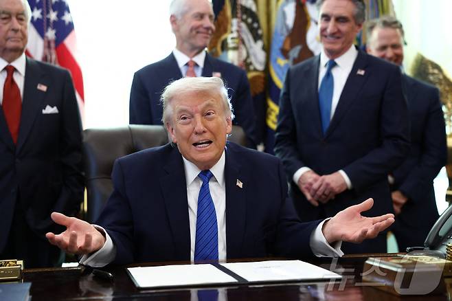 도널드 트럼프 미국 대통령이 30일(현지시간) 워싱턴DC 백악관 오벌오피스(미 대통령 집무실)에서 열린 행정명령 서명행사에서 발언하고 있다. 2026.01.30. ⓒ 로이터=뉴스1 ⓒ News1 류정민 특파원