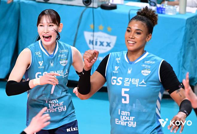 GS칼텍스의 지젤 실바(오른쪽)와 안혜진. (KOVO 제공)