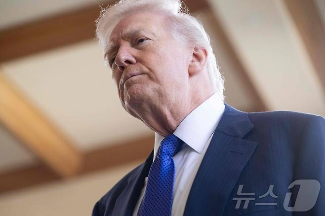 도널드 트럼프 미국 대통령이 1일(현지시간) 플로리다주 팜비치 마러라고에서 댄 스카비노 백악관 부비서실장과 에린 엘모어 대사관 미술국장의 결혼식에 참석하기 위해 도착했다. 2026.2.1 ⓒ AFP=뉴스1 ⓒ News1 김경민 기자