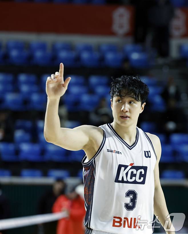 2일 오후 서울시 송파구 잠실학생체육관에서 열린 2025-2026 LG전자 프로농구 서울 SK 나이츠와 부산 KCC 이지스의 경기에서 51득점을 넣은 KCC 허웅이 경기 종료 후 인터뷰를 마치고 코트를 떠나며 손 인사를 하고 있다. 2026.2.2/뉴스1 ⓒ News1 박정호 기자