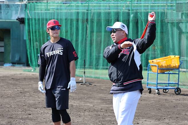KIA 2026 일본 아마미오시마 스프링캠프에서 김도영(왼쪽)과 이범호 감독이 얘기를 나누고 있다. 사진 | KIA 타이거즈