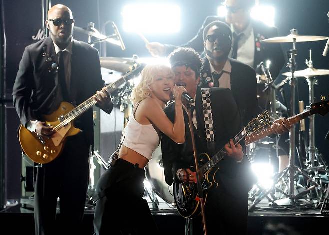LOS ANGELES, CALIFORNIA - FEBRUARY 01: (FOR EDITORIAL USE ONLY) (L-R) Rose and Bruno Mars perform onstage during the 68th GRAMMY Awards at Crypto.com Arena on February 01, 2026 in Los Angeles, California. Frazer Harrison/Getty Images/AFP (Photo by Frazer Harrison / GETTY IMAGES NORTH AMERICA / Getty Images via AFP)
<저작권자(c) 연합뉴스, 무단 전재-재배포, AI 학습 및 활용 금지>