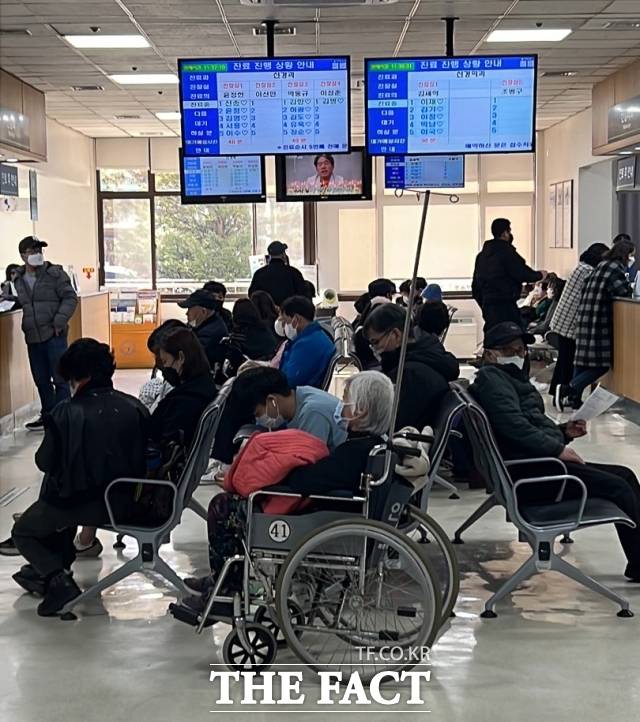 보건복지부가 독립 심의기구인 의사인력 수급추계위원회(추계위)가 심의한 안보다 적은 의사인력 수를 제시하면서 30일 반발이 커지고 있다. 사진은 2024년 2월 26일 경기 수원시의 한 대학병원 환자들. /더팩트 DB