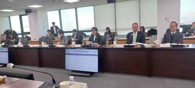 의사인력 부족 규모 전망치는 추계위 단계부터 줄었다. 추계위는 지난해 12월 8일 회의에서 2040년 기준 의사 인력 부족 수가 최대 1만8739명이라고 추산했다. 하지만 마지막 회의에서 최대 의사 부족 수를 1만1136명으로 축소했다. 사진은 1월 27일 서울 국제전자센터에서 보건의료정책심의위원회 진행 모습. /이준영