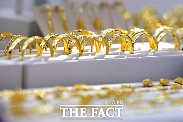 국제 금값과 은값이 나란히 사상 최고치를 찍은 뒤 하루 만에 급락하며 '안전자산 랠리'의 이면을 드러내고 있다. /남윤호 기자