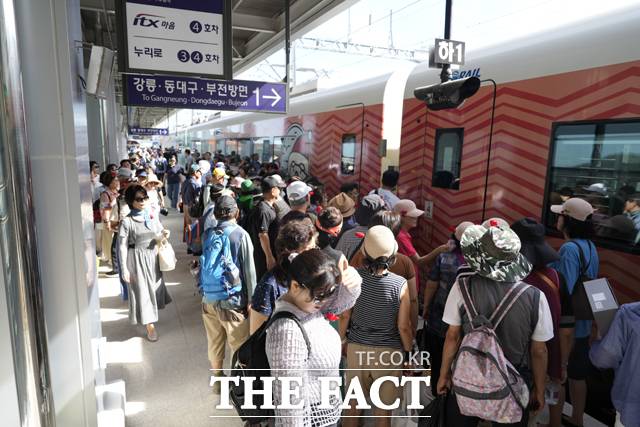 울진기차역에 많은 사람들이 붐비고 있다. /울진군