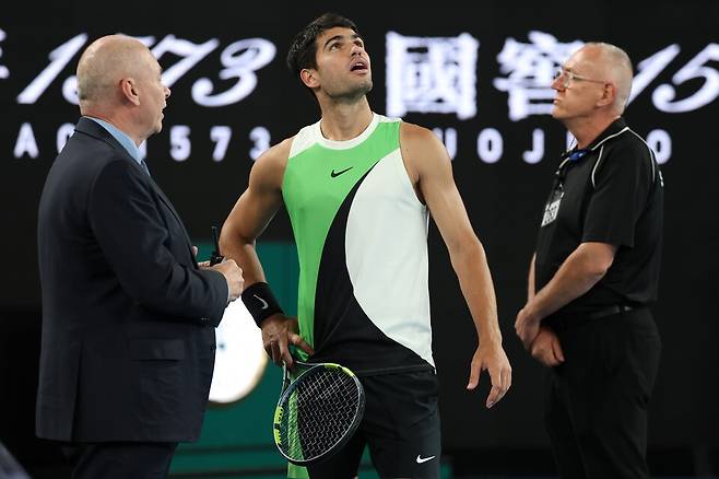 지붕을 쳐다보며 토너먼트 레퍼리에게 항의하는 카를로스 알카라스. GettyimagesKorea