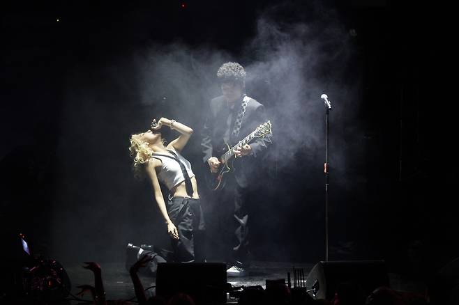 <YONHAP PHOTO-4094> epa12699266 (L-R) New Zealand-South Korean singer Rose and US singer-songwriter Bruno Mars perform onstage during the 68th annual Grammy Awards ceremony at Crypto.com Arena in Los Angeles, California, USA, 01 February 2026.  EPA/CHRIS TORRES/2026-02-02 10:46:50/<저작권자 ⓒ 1980-2026 ㈜연합뉴스. 무단 전재 재배포 금지, AI 학습 및 활용 금지>
