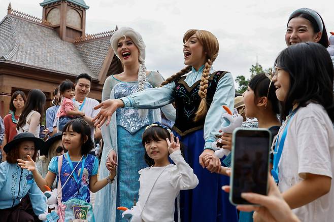 홍콩 디즈니랜드에서 열린 미디어 프리뷰 투어 중 '겨울왕국' 테마 랜드에서 안나와 엘사 복장을 한 공연자들이 노래를 하고 있다. /연합뉴스