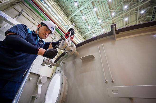 LS일렉트릭 부산 공장에서 작업자가 초고압 변압기를 조립하고 있는 모습. / LS일렉트릭 제공